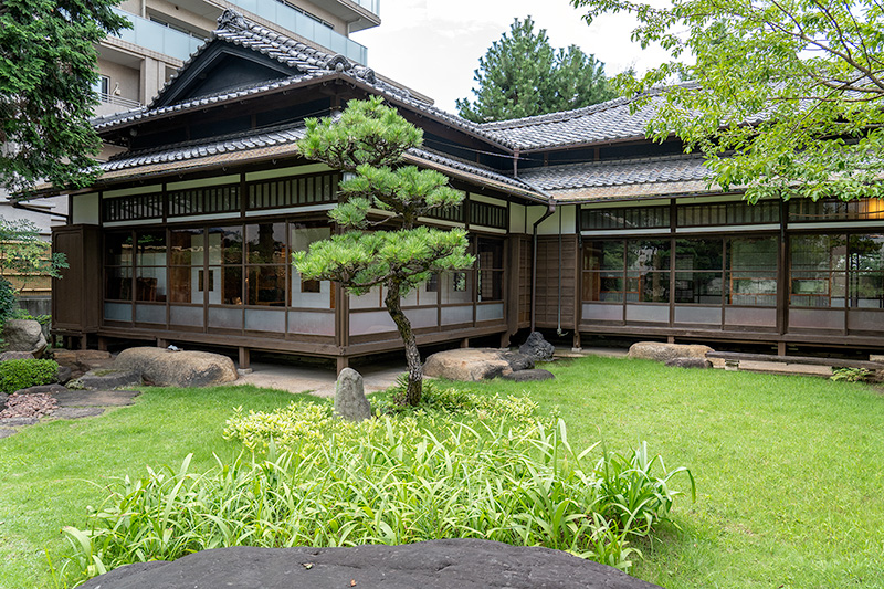 三層構造の屋根をもつ主屋