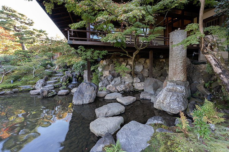 沢渡りと橋杭型手水鉢