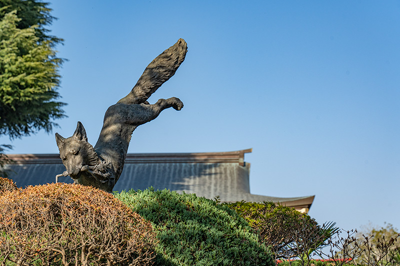 飛躍の霊狐像