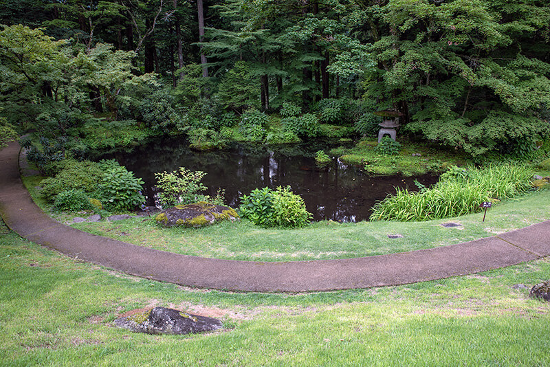 緑豊かな周遊式池泉庭園