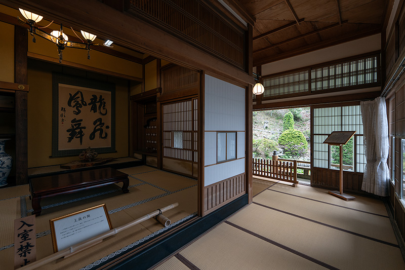 客殿からの額縁庭園