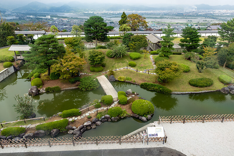 日本庭園を見下ろす