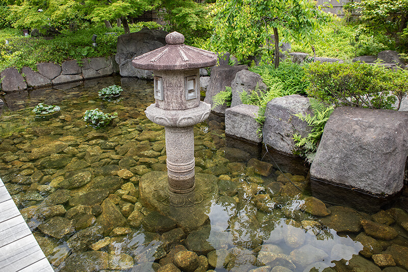 池泉に立つ石灯籠