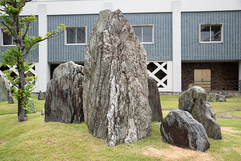 庭石は深山幽谷を抽象的に表現