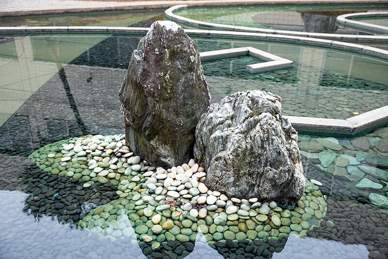 池泉に造られた岩島